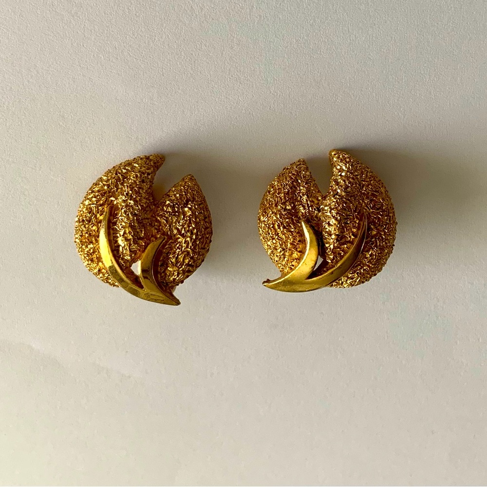 Vintage crown trifari clip ons - Picture 1 of 6
